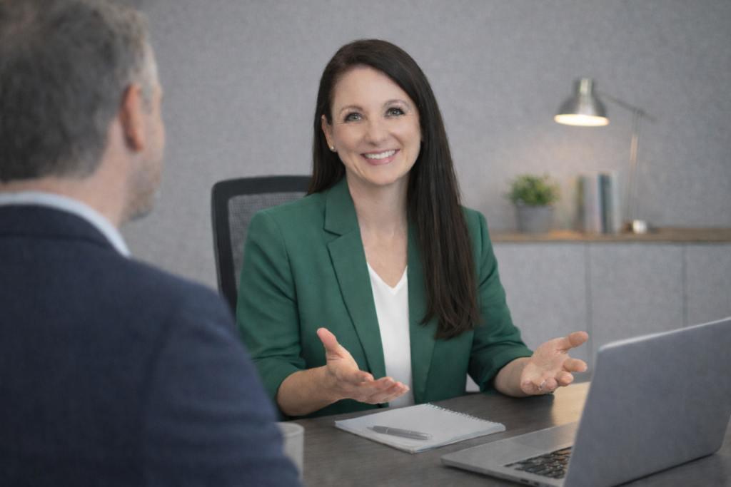 HR Interim Managerin im Beratungsgespräch zu Insolvenz und Restrukturierung